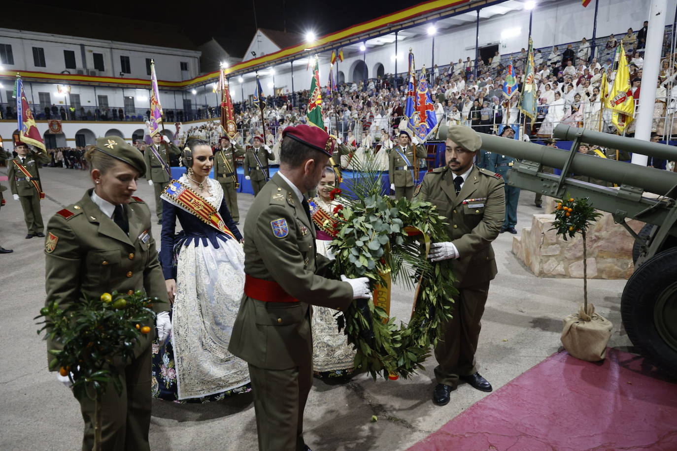 Las falleras mayores de Valencia visitan la Falla del Ejército