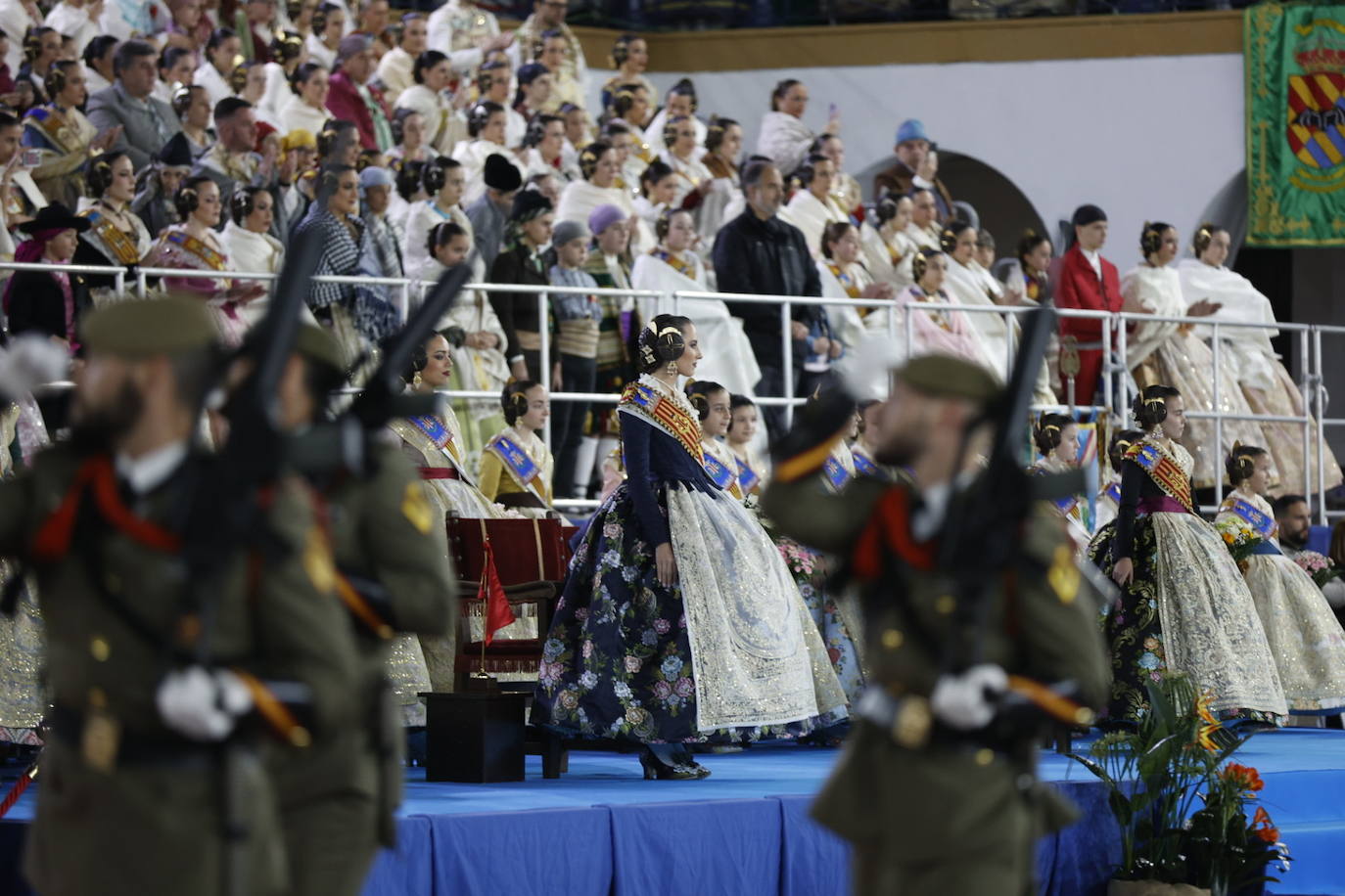 Las falleras mayores de Valencia visitan la Falla del Ejército