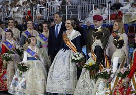 Las falleras mayores de Valencia visitan la Falla del Ejército