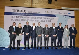 Los presidentes de las cinco patronales con los representantes políticos de cada autonomía. A la izquierda, los valencianos Salvador Navarro (CEV) y Salomé Pradas (Generalitat).