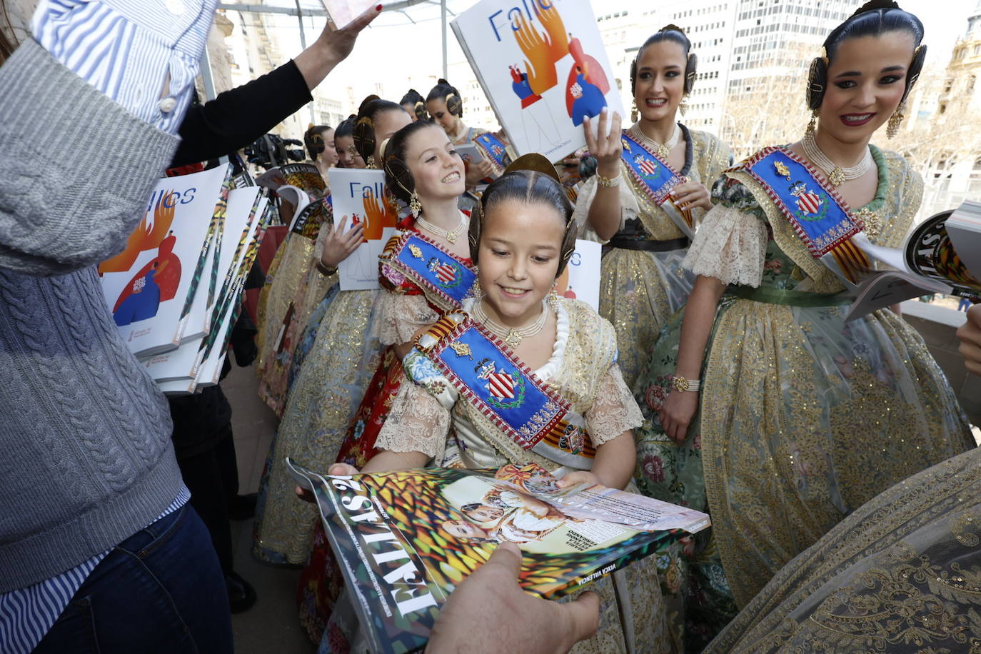 Fotos de la entrega del suplemento fallero de LAS PROVINCIAS en el balcón del Ayuntamiento de Valencia