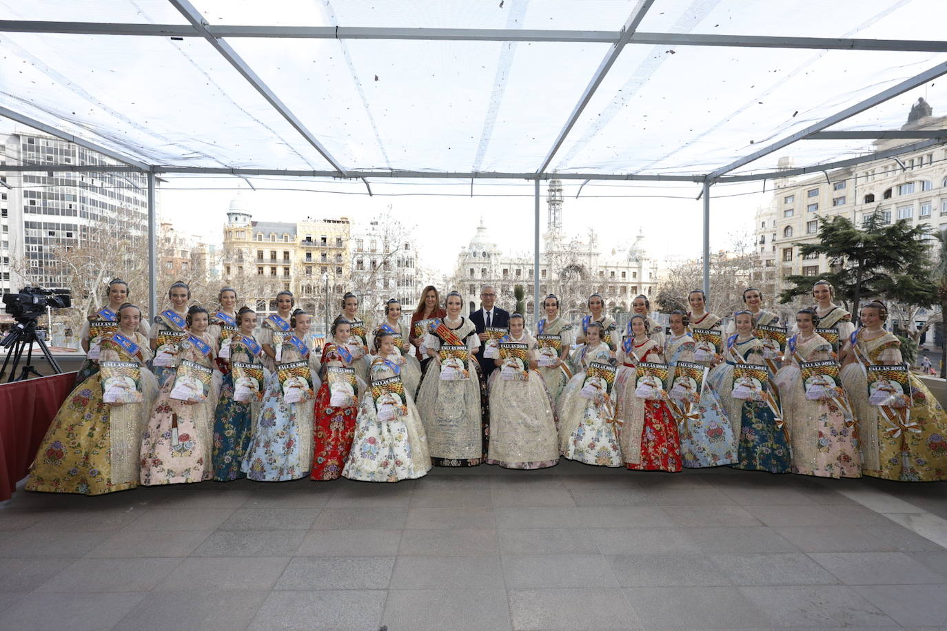 Fotos de la entrega del suplemento fallero de LAS PROVINCIAS en el balcón del Ayuntamiento de Valencia