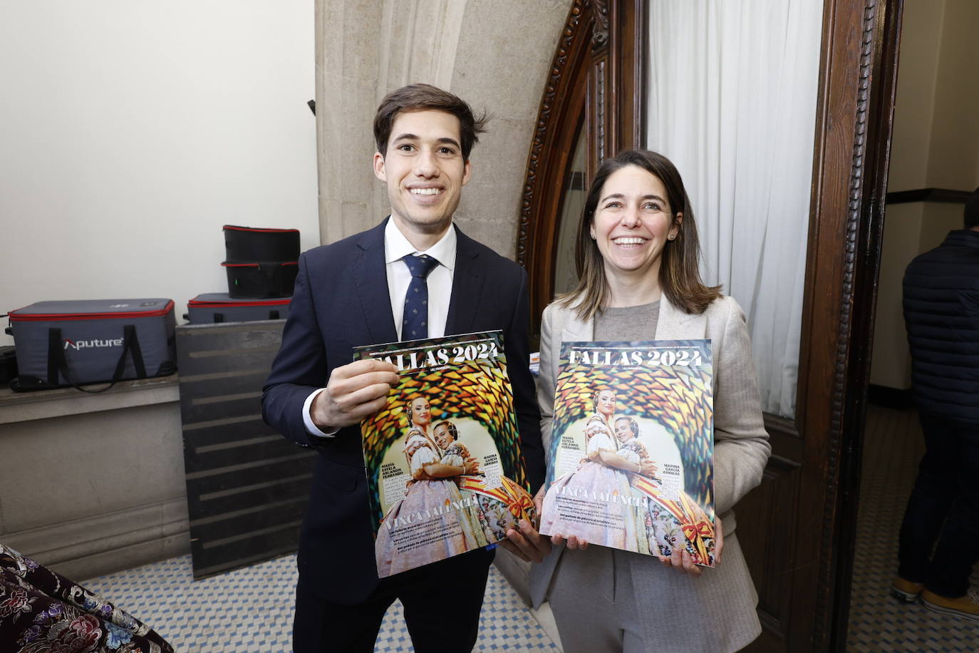 Fotos de la entrega del suplemento fallero de LAS PROVINCIAS en el balcón del Ayuntamiento de Valencia