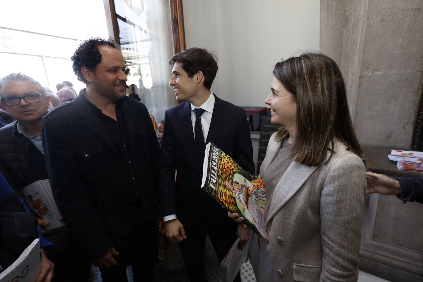 Fotos de la entrega del suplemento fallero de LAS PROVINCIAS en el balcón del Ayuntamiento de Valencia