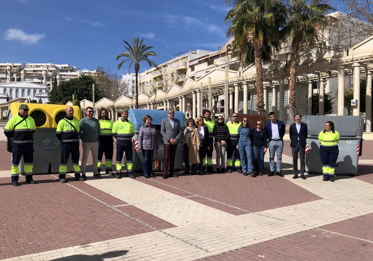 Imagen principal - Parte de la plantilla y autoridades con los contenedores, un momento de la presentación y Ana Sala y Juan Manuel del Pino con una papelera solar.