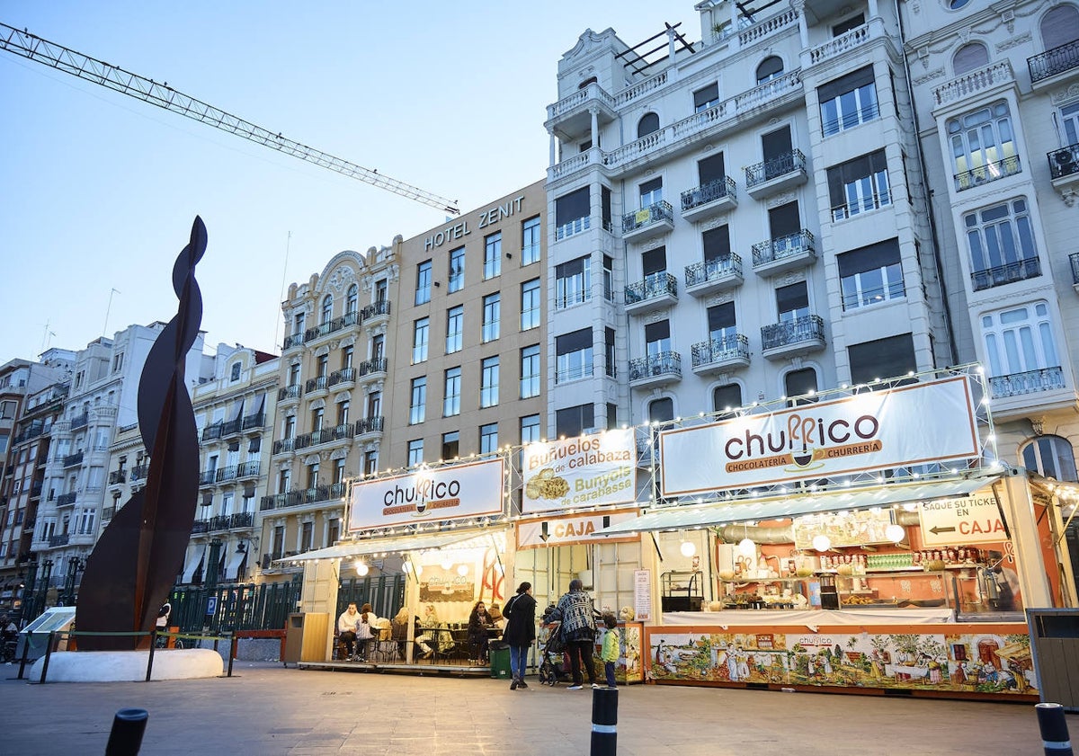 Imagen principal - Churrerías instaladas junto a las verjas de la Estación del Norte; instalación junto a las Torres de Quart y busto de Blasco Ibáñez, invadido por un puesto, un carro y una escalera.