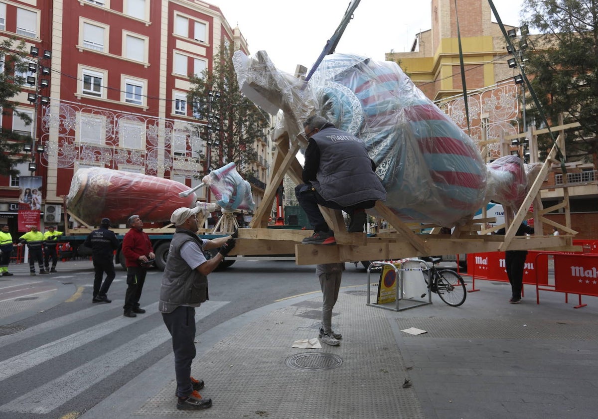 Imagen principal - Llegada de piezas de la falla Cuba y bicicleta que molestaba para el montaje de la falla.