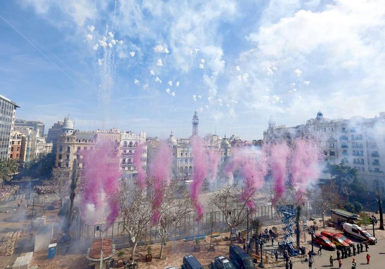 Mascletà en la plaza del Ayuntamiento de Valencia.