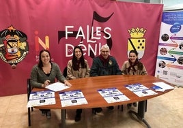 Melani Ivars con las falleras mayores y el presidente de la JLF.