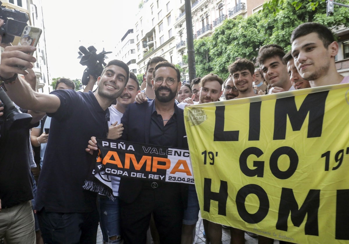 José Bordalás se despidió del Valencia el 6 de junio de 2022 rodeado de aficionados que quisieron mostrarle su cariño.