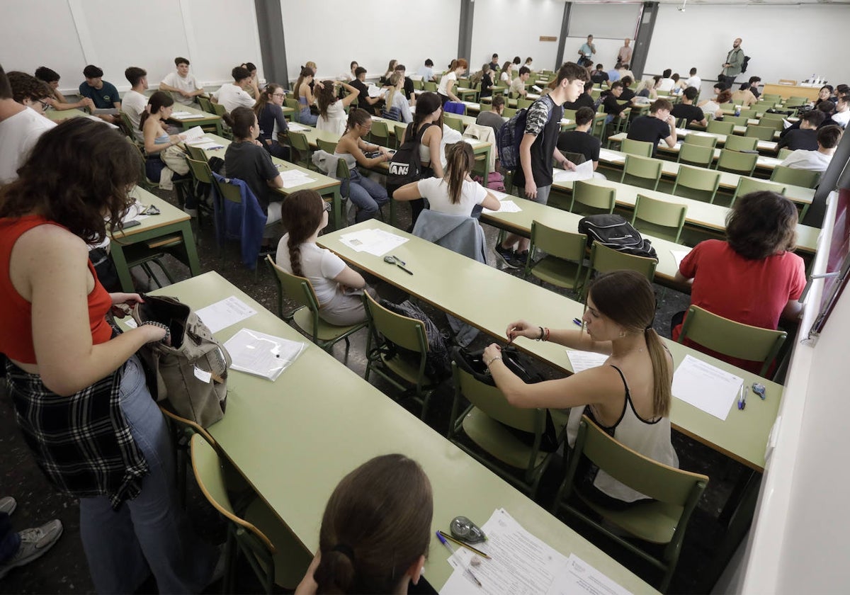 Estudiantes poco antes de empezar la selectividad de 2023.