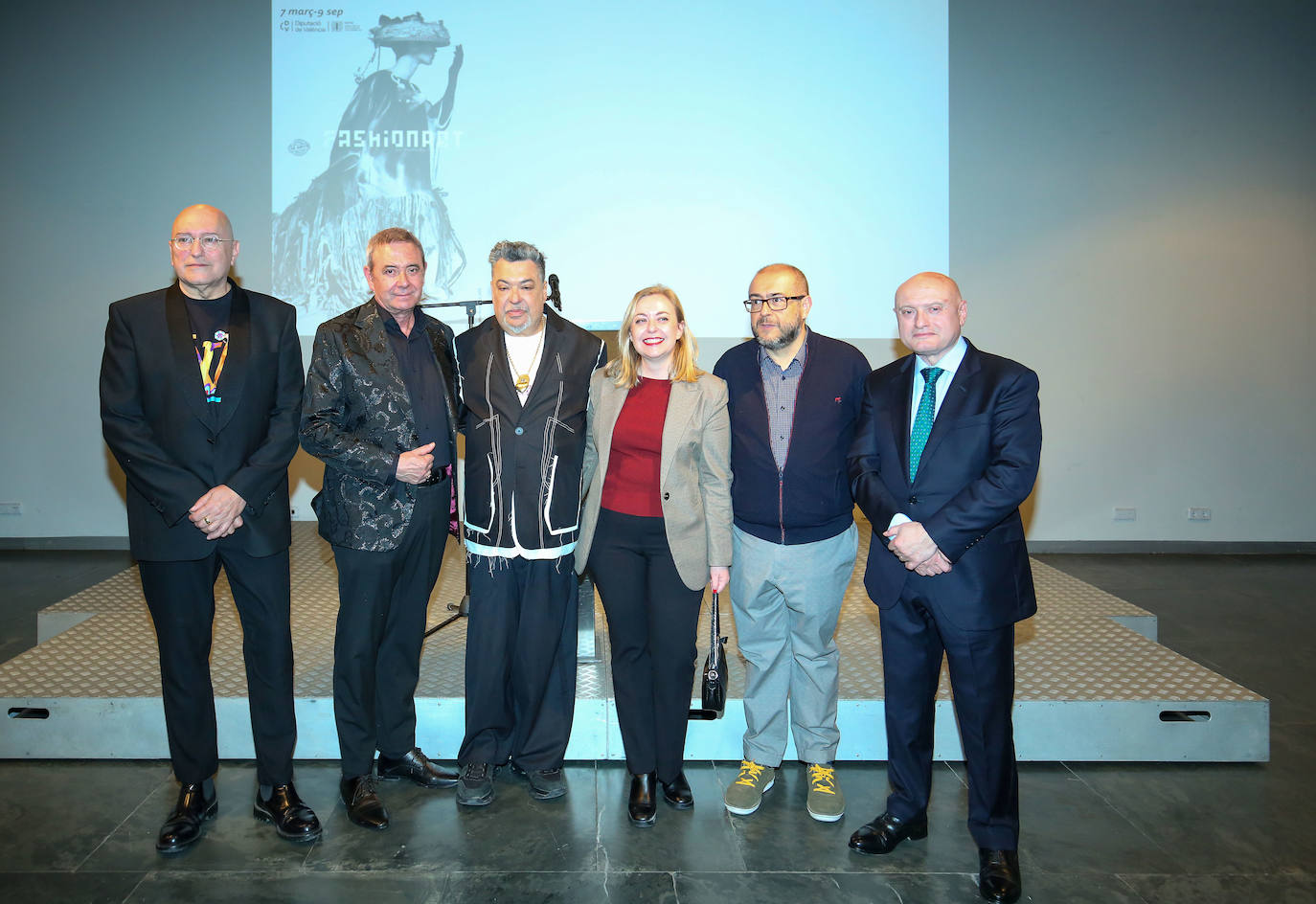 El comisario de la exposición, Josep Lozano, el jefe de exposiciones del MuVIM, Amador Griñó, el diseñador Manu Fernández, la vicepresidenta de la Diputación de Valencia, Natalia Enguix, el director del MuVIM, Rafa Company, y el diputado de Cultura, Paco Teruel.