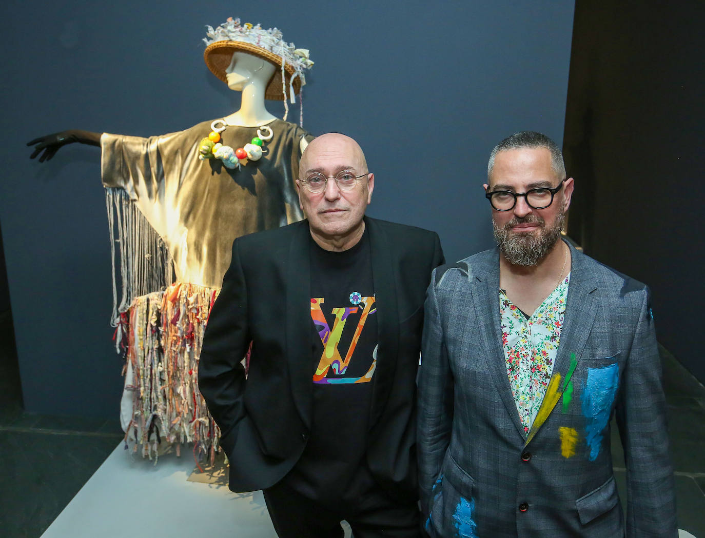 Josep Lozano y JARR, junto a uno de los diseños intervenidos por el artista.