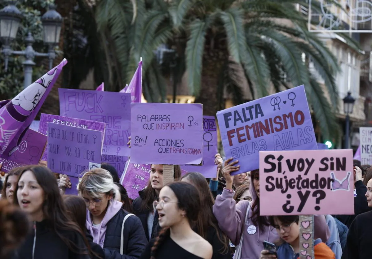 8-M: Valencia se tiñe de morado para defender los derechos de la mujer | Las  Provincias