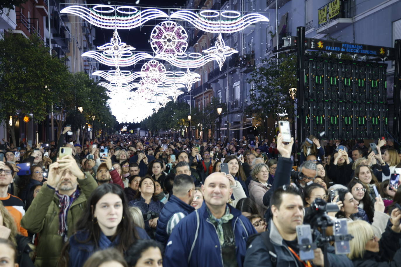 Encendido de luces en la Falla Sueca Literato Azorín