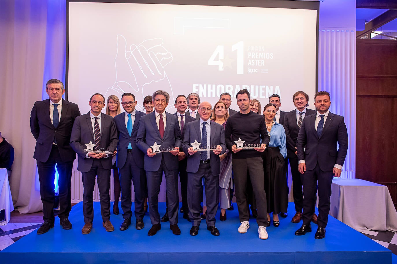 Foto de familia de los premiados, junto con el jurado y representantes de ESIC, en la gala del pasado miércoles.