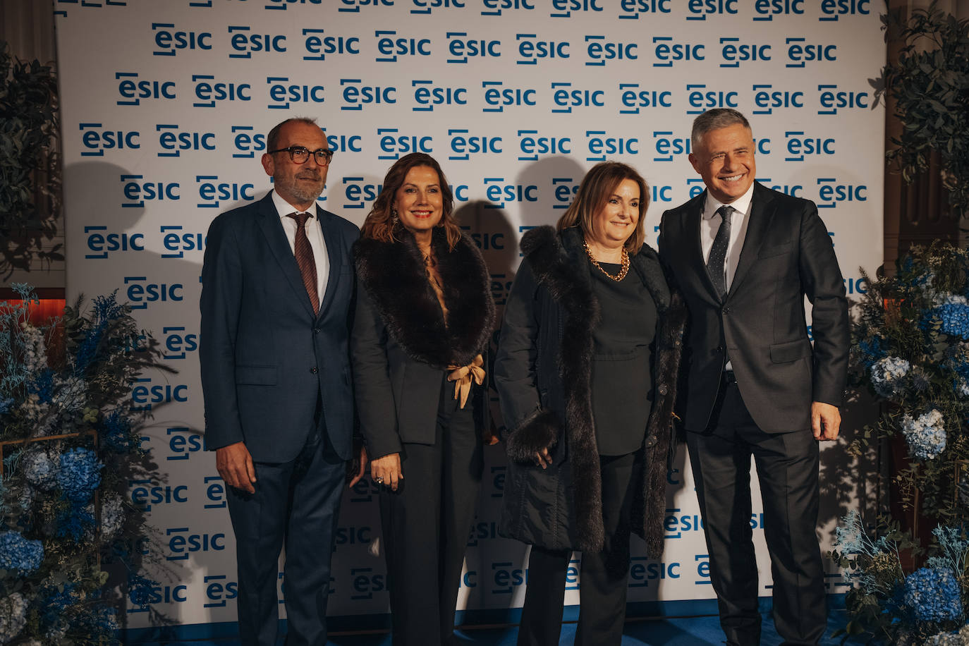 Julio Genovés; Teresa Rueda y Yolanda Díaz, de VCRadio; y José María García, director académico de Postgrado de ESIC Valencia.
