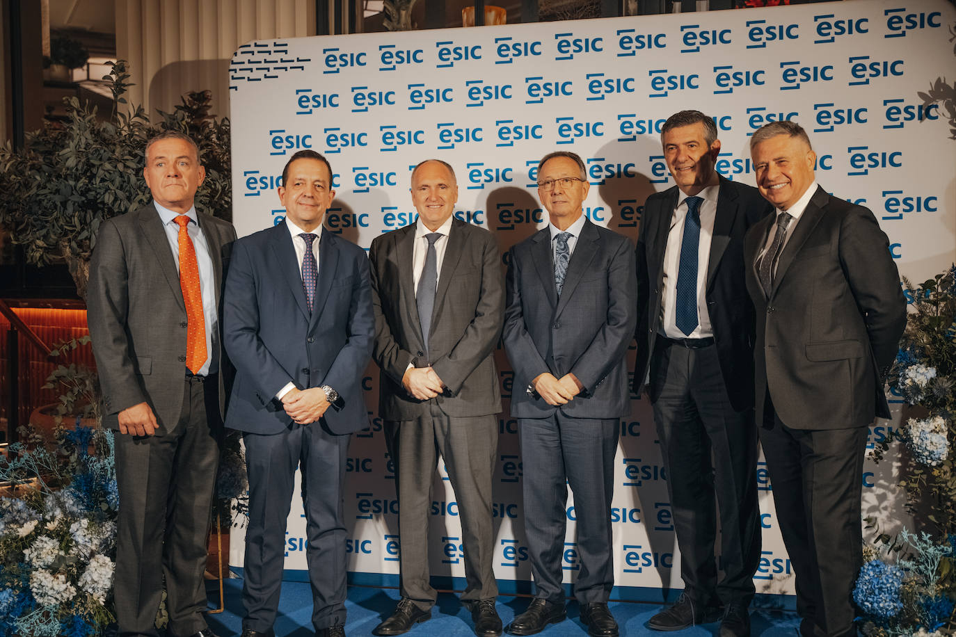 Vicente Fuerte, Felipe Llano, Agustín Carrilero y José María García, de ESIC, junto a varios asistentes a la gala.
