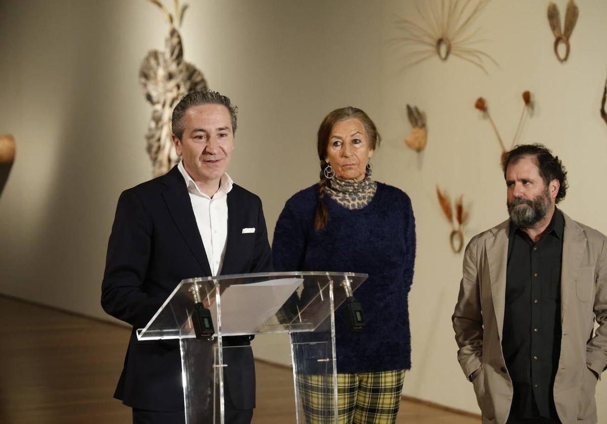 El gerente del Consorcio de Museos, Nicolás Bugeda, y el director artístico, Vicente Samper, junto a la artista Monique Bastiaans, durante la presentación de la muestra 'El vacío entre las palabras'.