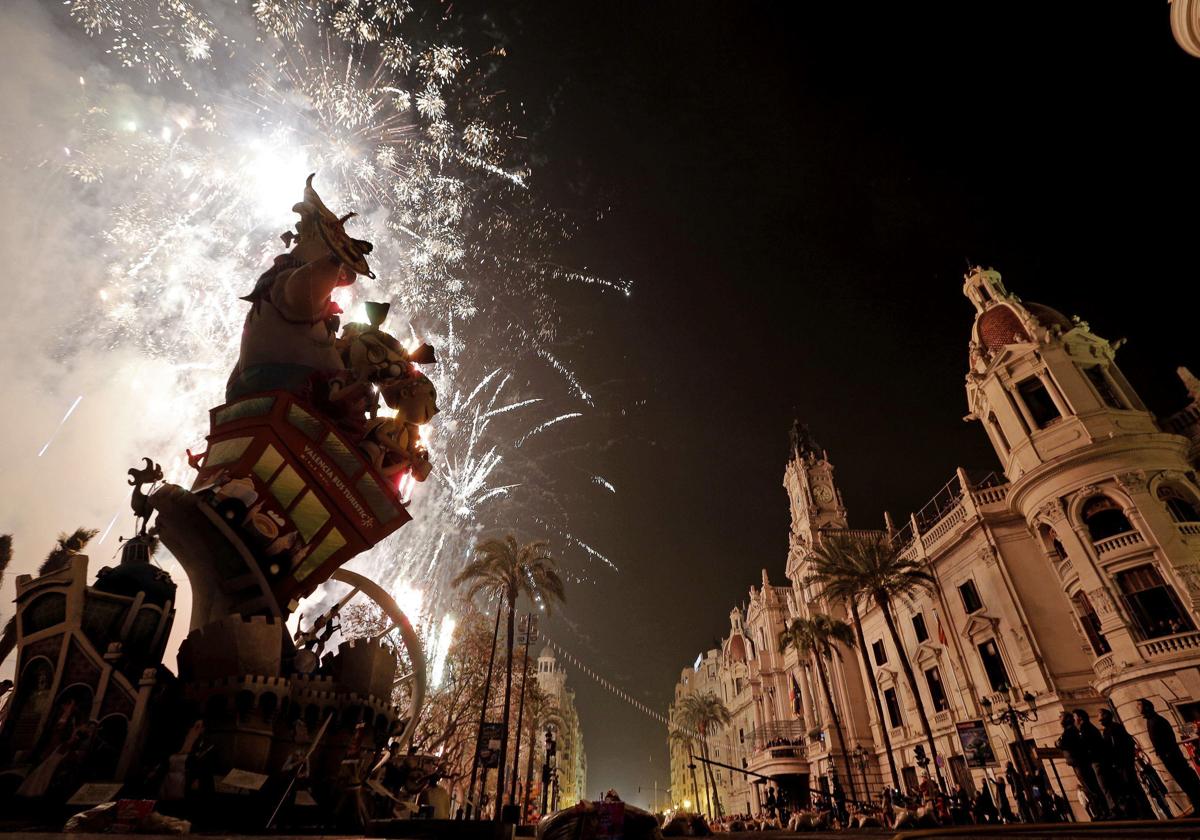 Castillo en la plaza del Ayuntamiento, en una imagen de archivo.