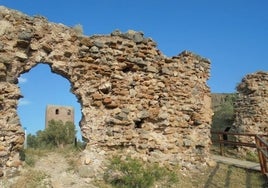 Restos del castillo de Almonacid, impresionantes muros de 18 metros de altura.