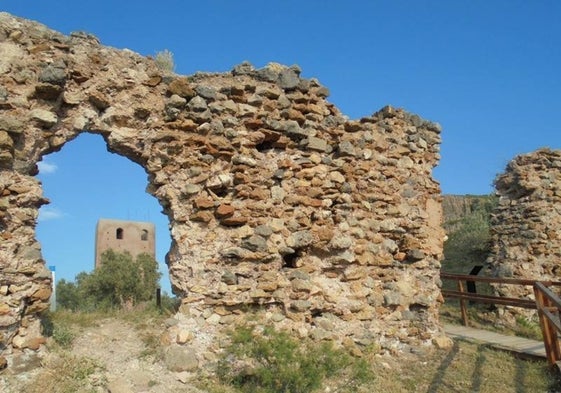 Restos del castillo de Almonacid, impresionantes muros de 18 metros de altura.