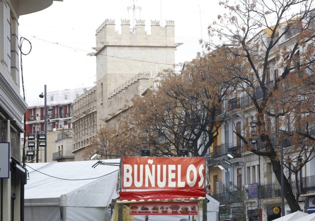 Puesto de buñuelos, junto al Mercado Central y cerca de la Lonja.