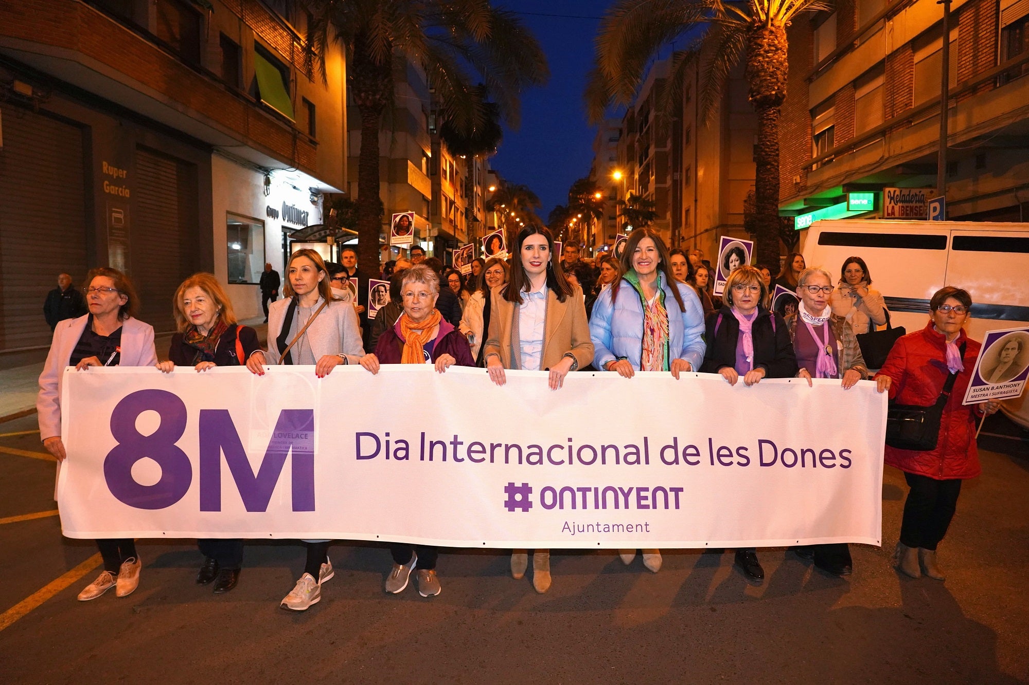 Imagen principal - Arriba, manifestación de Ontinyent. Sobre estas líneas, lecturas de manifestos en Benigànim y Bocairent.