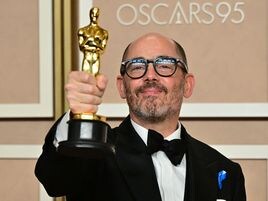 Edward Berger posa con el Oscar a Mejor Película Internacional de 2023 por «Sin novedad en el frente».