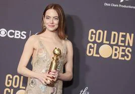 Emma Stone, una de las protagonistas de 'Pobres Criaturas', en la gala de los Globos de Oro