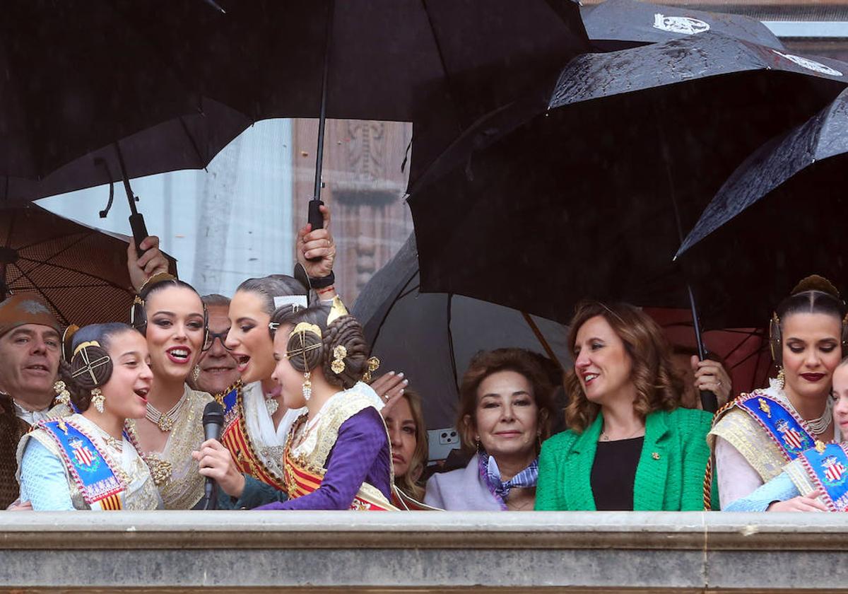 Ana Rosa Quintana junto a María José Catalá en el balcón del Ayuntamiento de Valencia este sábado.