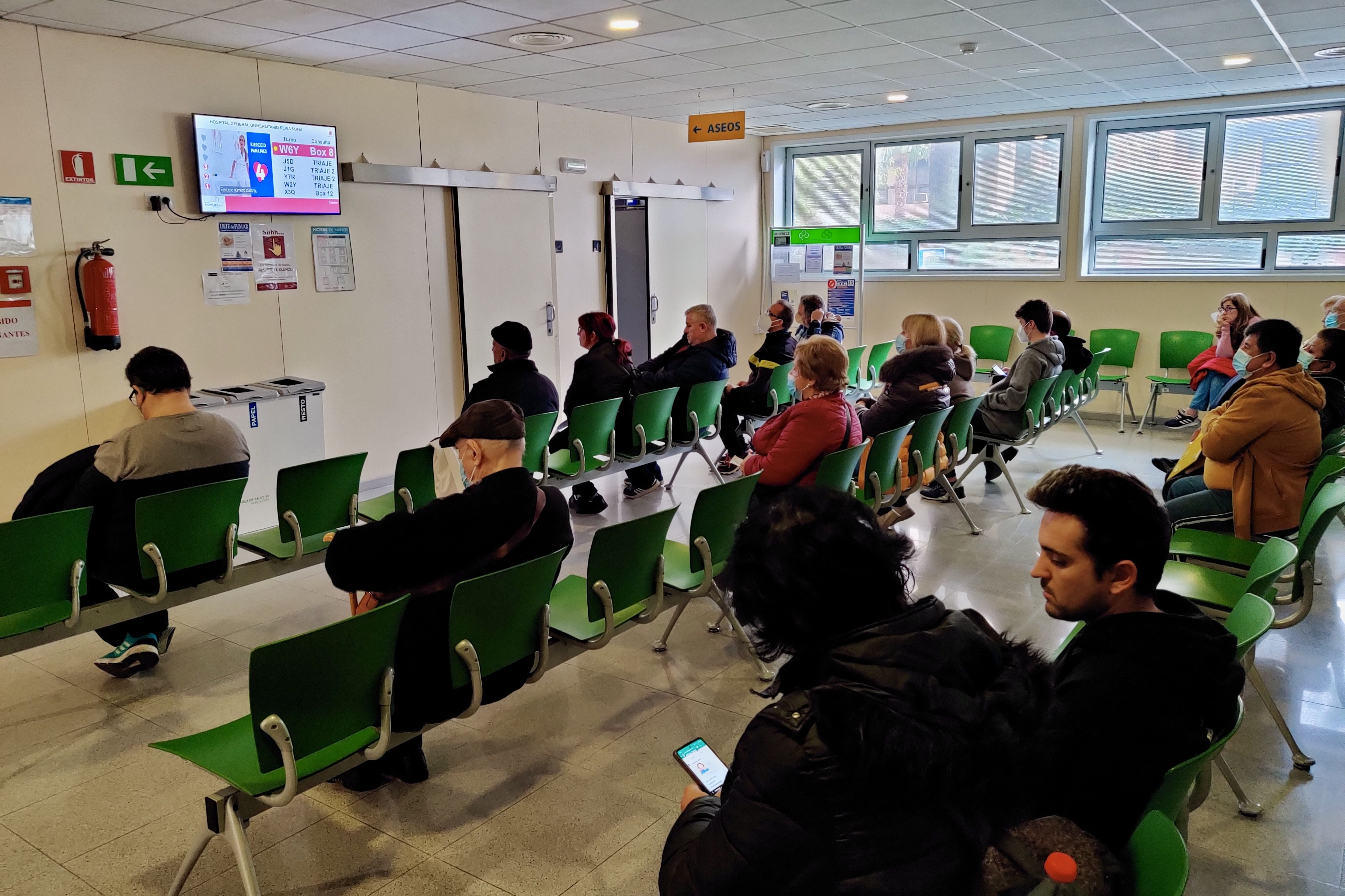 Varios pacientes esperan en la sala de espera de un hospital en una imagen de archivo.