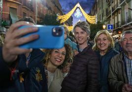 Un grupo de personas, disfrutando de las Fallas el sábado en Ruzafa.