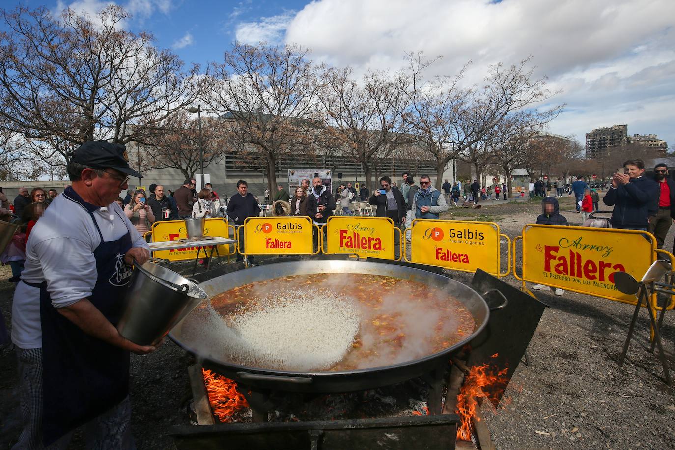 Paella solidaria a beneficio de las víctimas del incendio de Campanar