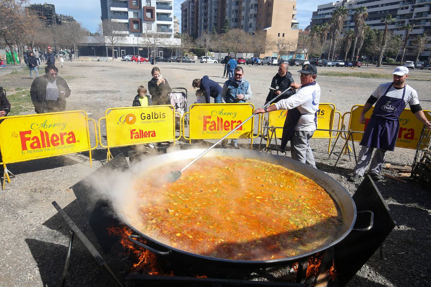 Paella solidaria a beneficio de las víctimas del incendio de Campanar