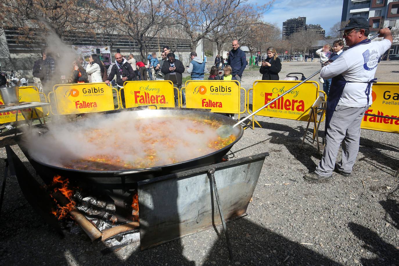 Paella solidaria a beneficio de las víctimas del incendio de Campanar