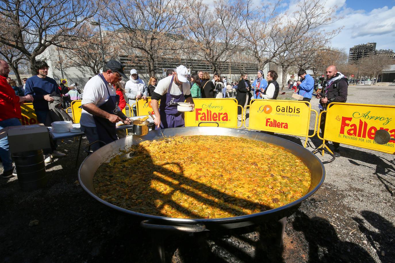 Paella solidaria a beneficio de las víctimas del incendio de Campanar