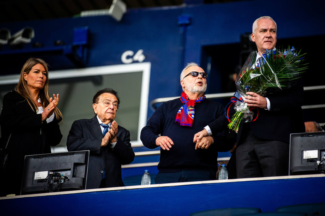 Homenaje del Levante UD a la familia granota fallecida en Campanar