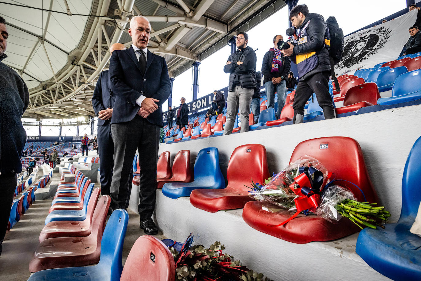 Homenaje del Levante UD a la familia granota fallecida en Campanar