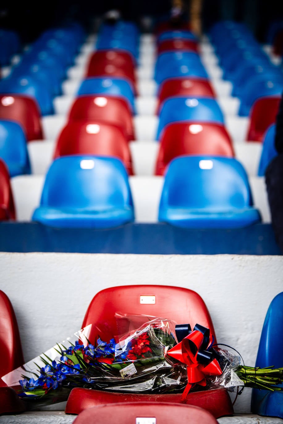 Homenaje del Levante UD a la familia granota fallecida en Campanar