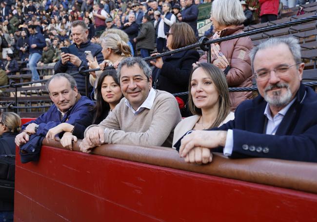 Algunos de los rostros conocidos que han acudido este domingo a la plaza de toros de Valencia.