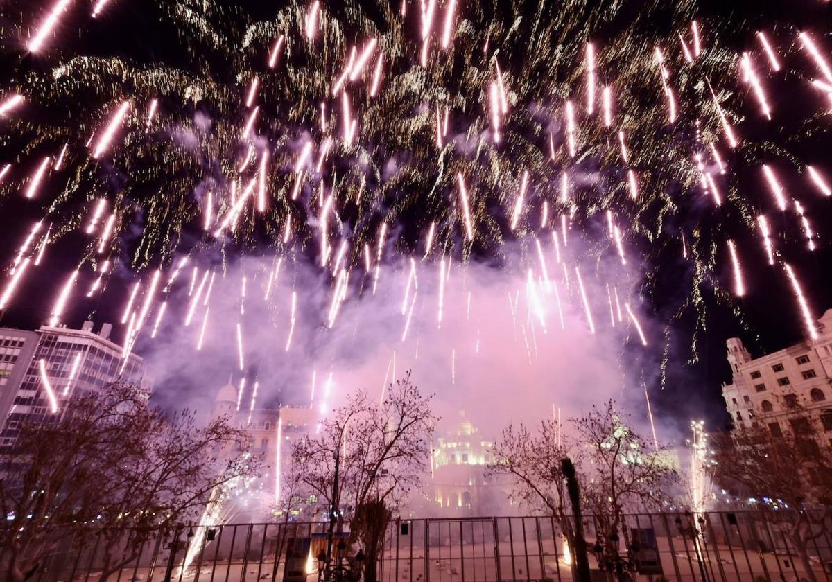 Así ha sido el espectáculo de Pirotecnia Valenciana este domingo en la plaza del Ayuntamiento