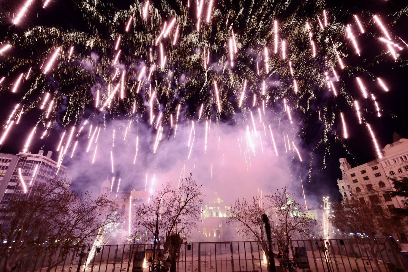 Así ha sido el espectáculo de Pirotecnia Valenciana este domingo en la plaza del Ayuntamiento