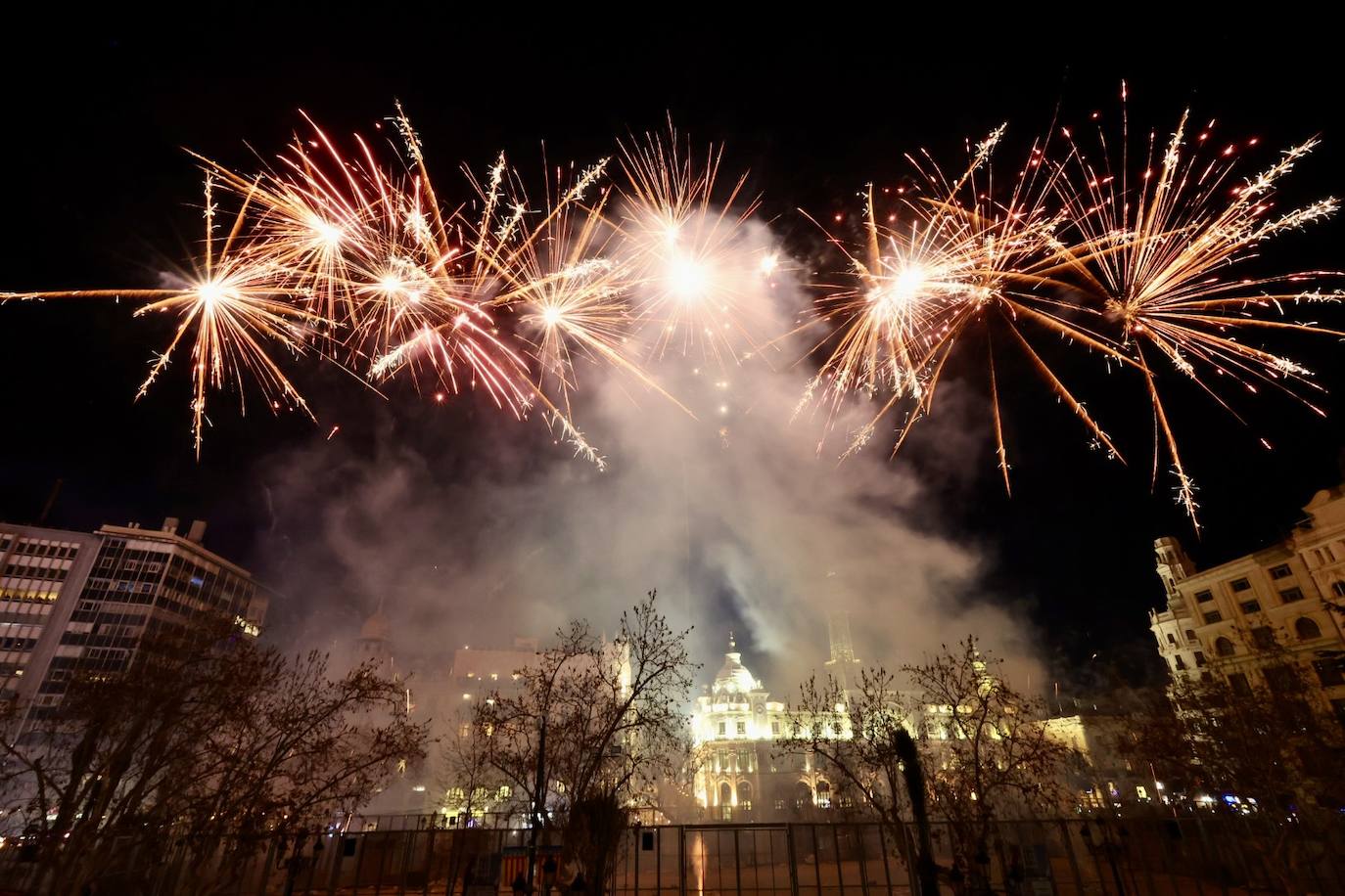 Así ha sido el espectáculo de Pirotecnia Valenciana este domingo en la plaza del Ayuntamiento