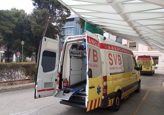 Una ambulancia de Soporte Vital Básico en el Hospital General de Valencia.