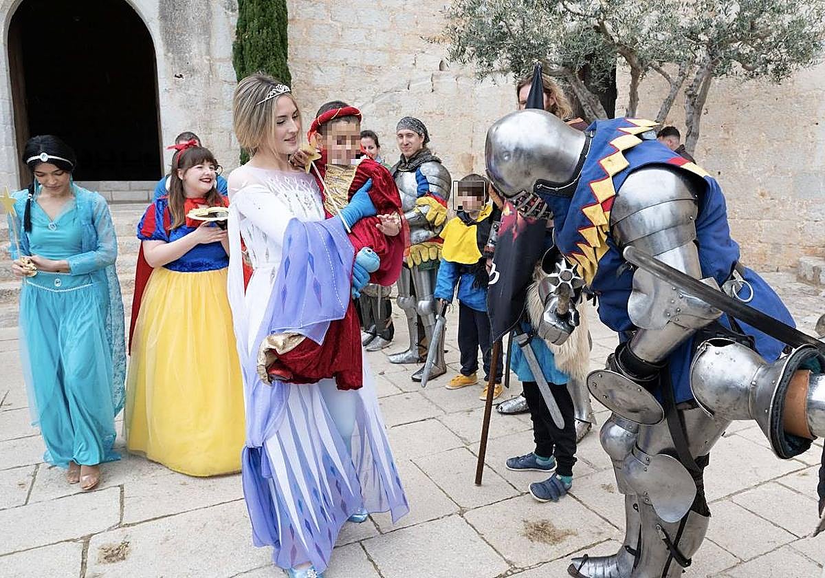 Los guerreros de Valencia Victrix realizan un pasillo a Aitana.