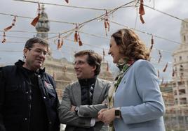 José Luis Martínez Almeida con el pirotécnico y María José Catalá este domingo en Valencia.