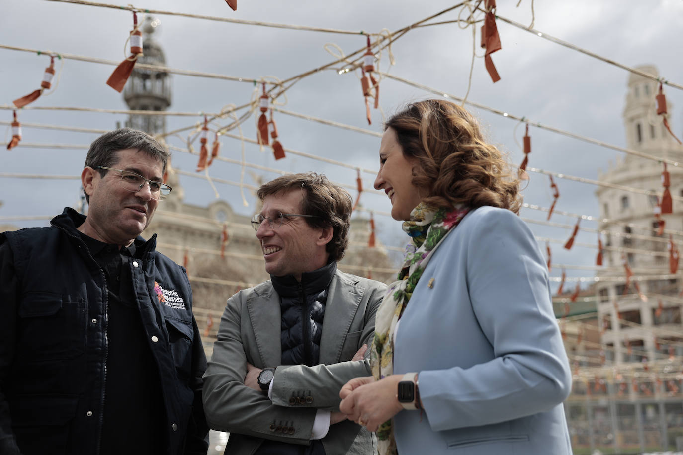 José Luis Martínez Almeida con el pirotécnico y María José Catalá este domingo en Valencia.