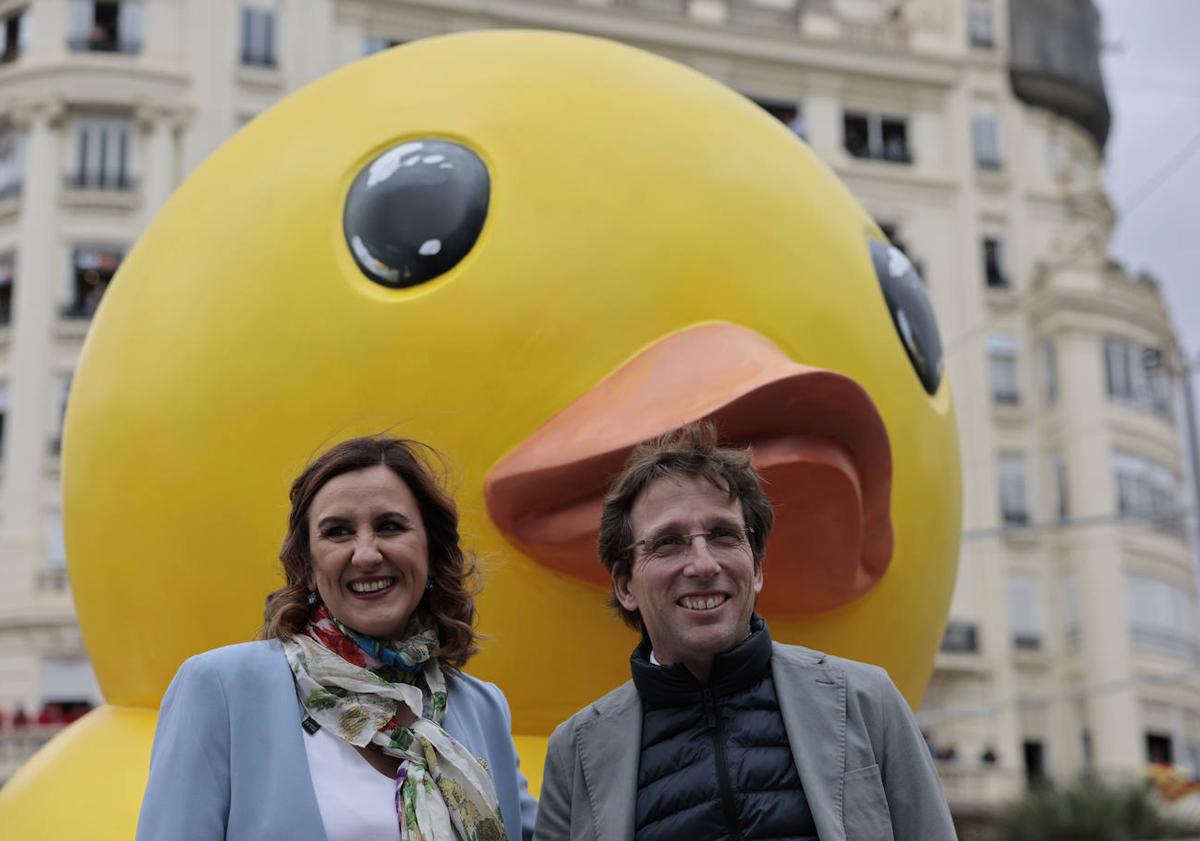 Imagen principal - Almeida:«En Madrid tenemos los brazos abiertos a las Fallas»