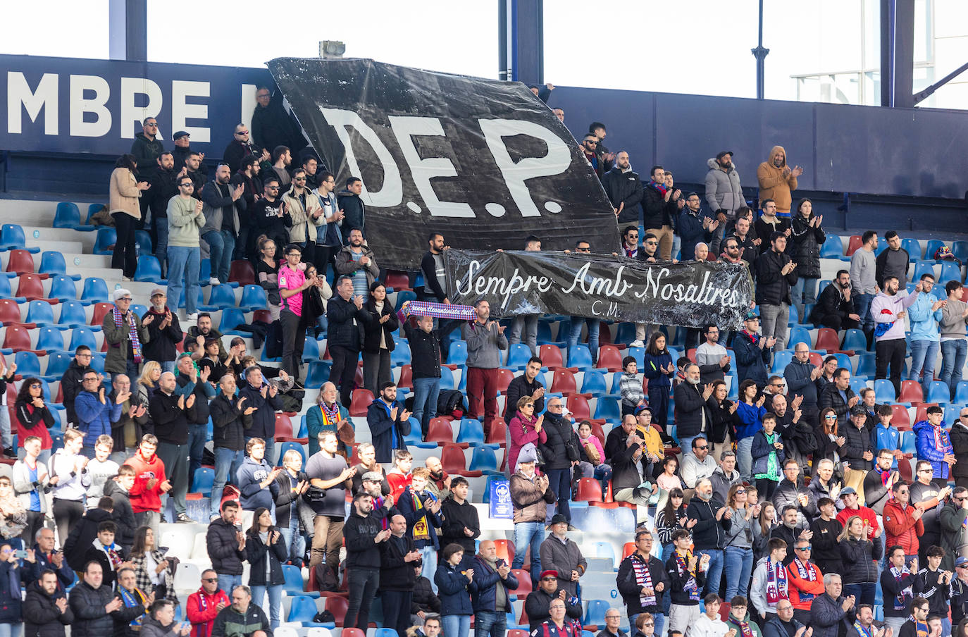 Homenaje del Levante UD a la familia granota fallecida en Campanar